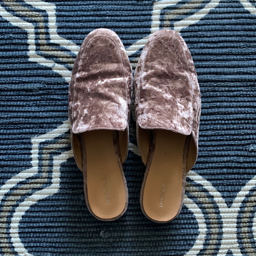 Blush crushed velvet slides
